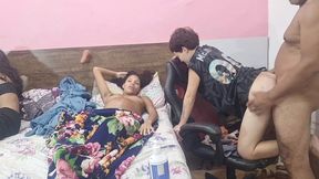 gravida de 09 meses, sem poder transar, chama as amigas para dar o cu para o marido.