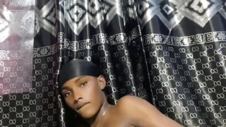 Amatorka, młoda, samotna dziewczyna, wali się w tyłek ogromnym, czarnym dildo