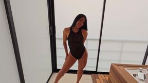 LATINA con gran culo le encanta que la llenen de aceite y de LECHE