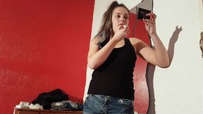 Sophie Applying Her Lip Gloss & Lip Stick (4K)