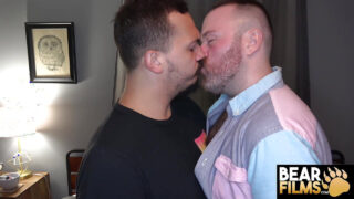 Osos gays codiciosos se hacen garganta profunda antes de recibir una follada anal intensa