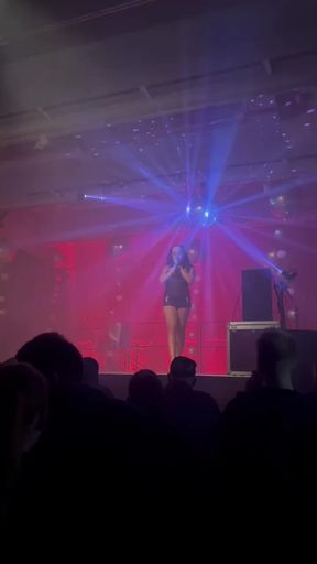 Otro increíble show porno en el festival de finlandia harcore donde me follo salvajemente a la actriz alma del rey .con coreografía inspirada en la película VIERNES 13  si quieres ver porno en vivo m…