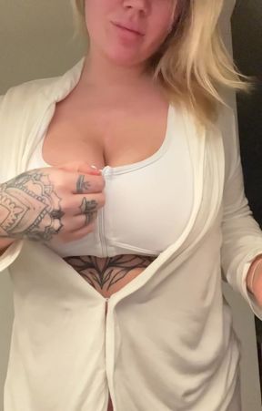Hottie babe teases cocky admirer