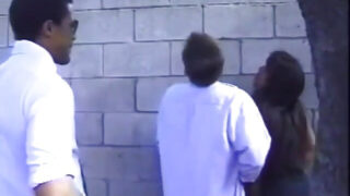 Adegan threesome klasik di kantor: Rodney Moore dan Kyle Stone melakukan penetrasi ganda pada Candy Vegas dan Cyndee Summers yang bertubuh kurus dan berdada kecil.