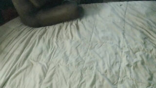 Amatör svart gay par: pappas trånga röv slickad och knullad hårt