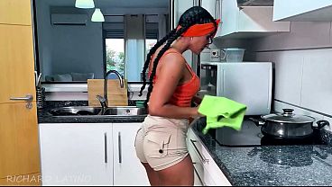 Minha empregada n&atilde_o limpou a casa direito , ent&atilde_o coloquei ela pra engasgar na pica ... COMPLETO NO SHEER/RED