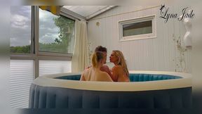 trio hff dans le jaccuzzi une bonne baise entre amis avec alice guerlin et ...