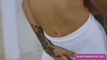 Blonde bombshells April Olsen and Summer Vixen get each other off