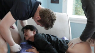 Cougar Dana Vespoli wordt flink onder handen genomen door Chad Alva en Danny Wylde tijdens een intense trio-sessie op hoge hakken.