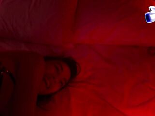 DOS LATINAS SOMETIDAS Y FOLLADAS EN CUARTO ROJO DE SADOMASOQUISMO