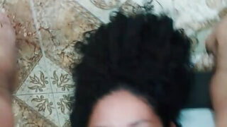 Una mamada termina en una corrida pegajosa en su culo apretado