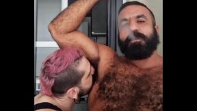 Servindo o macho peludo suado