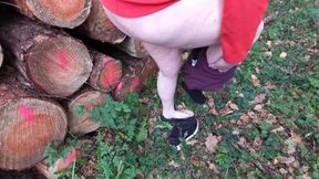 Leg dich auf den Baumstamm und spreiz die Beine f&#x00FC;r den Pussy&#x270C;-Genuss