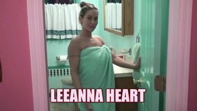 Busty MILF Leeanna's sexy bubble bath