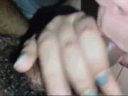 Montar una sabrosa polla termina en una garganta llena de semen.
