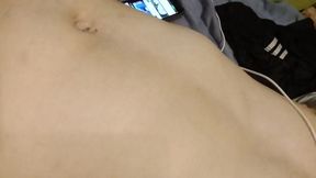 xxx filmy faceta fitness leżącego na łóżku