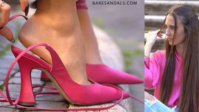 Adele’s shoeplay in her pink sling-back high heels - 13238