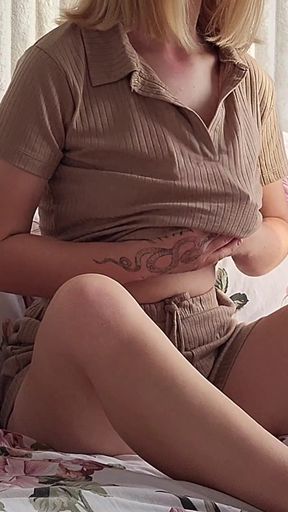 She Cums on Her Fingers After Pink Pussy Play