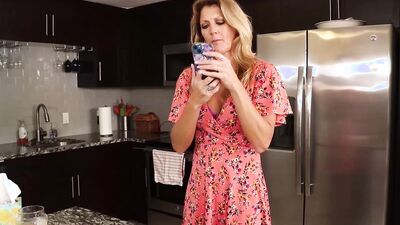 Naughty Housewife Summer Stevens Seduce the Neighbor for Some Quick Plumbing Fun