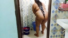Bangladeshi sexy bhabhi bathing video 🫦
