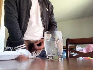 No le dire nada a mamá así que follame esta noche sin condon