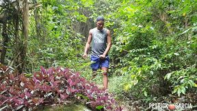 subi a trilha e no caminho encontro um cafucu na punheta nao resistir e gozamos juntos