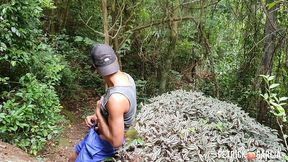 subi a trilha e no caminho encontro um cafucu na punheta nao resistir e gozamos juntos