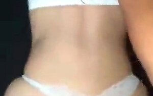 Mi primo le destroza el ano a mi mejor amiga , ella no soporta la enorme verga
