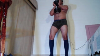 Vídeo de una chica solitaria de jóvenes gays, con una polla grande siendo follada analmente