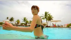 Chica Atractiva En Bikini Posando Su Culito En La L