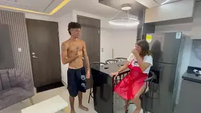 Chica latina el fontanero haciendo un trabajo para poder pagarle con sus lindas tetas y semen