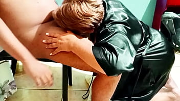 Madura milf de 70 a&ntilde_os se corre a chorros hasta mojar la cama