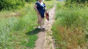 A fat woman walks through the park shows her ass and masturbates