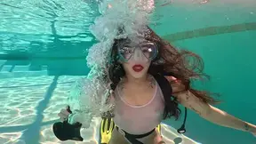 Scuba Lesson Turns Steamy With Tattooed Aquaphile