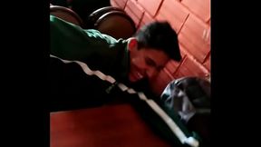 Sereno moreno comiendo a grandote