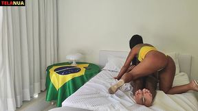 um aquecimento no rabao da gostosa fantasiada para ver o jogo do brasil