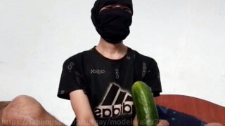 Kotitekoinen aasialainen transvestiitin isä mekossa saa perseensä paljaalla selällä massiivisella siemensyöksyllä