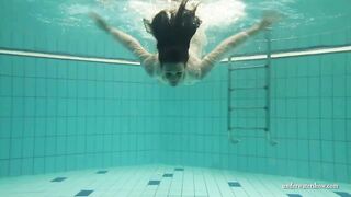 Underwater Hot Babe Petra Swims Naked