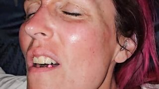 Vieze anale creampie voor vrouw getatoeëerd Brits meisje door grote lul