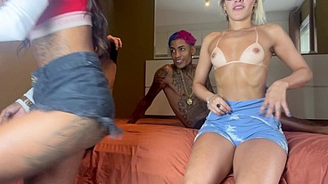 4 AMIGOS NOVINHO VOLTAM DO ROLÊ CHEIO DE TESAO, FAZEM TROCA TROCA COM A LOIRA E A MORENA UM DELES ERA Bissexual
