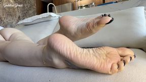 Suck every inch of my feet now - Goddess Grazi (MP4-HD1080p)