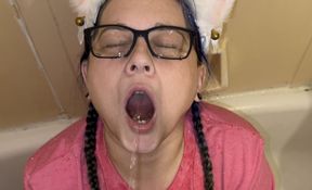 Side Slut LOVES huge piss stream!! Piss in mouth