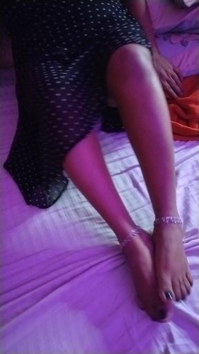 Hot desi girl show here body with black cloth.