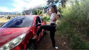 Kendra in leather and heels: the goddess of the red Peugeot in reverse