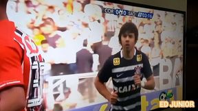 ed junior chama uma novinha tocedora do corinthians para assistir ao jogo mas ela queria era fuder sem camisinha