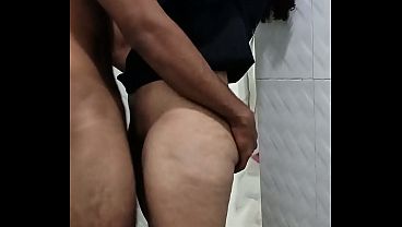 Nos escapamos de la fiesta familiar a echar un rapidin en el ba&ntilde_o