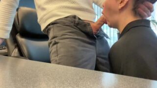 مص قضيب مكثف من قبل سكرتيرة خائنة ذات مؤخرة كبيرة