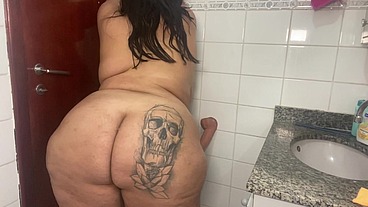 Bbw se masturbou com seu brinquedo enorme no banheiro e mijou de tesao - Mary Jhuana