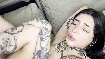 compañeras de piso tatuadas despiertan a su amigo para que se las folle