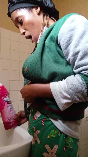 Housemaid fuck her self while she is cleaning